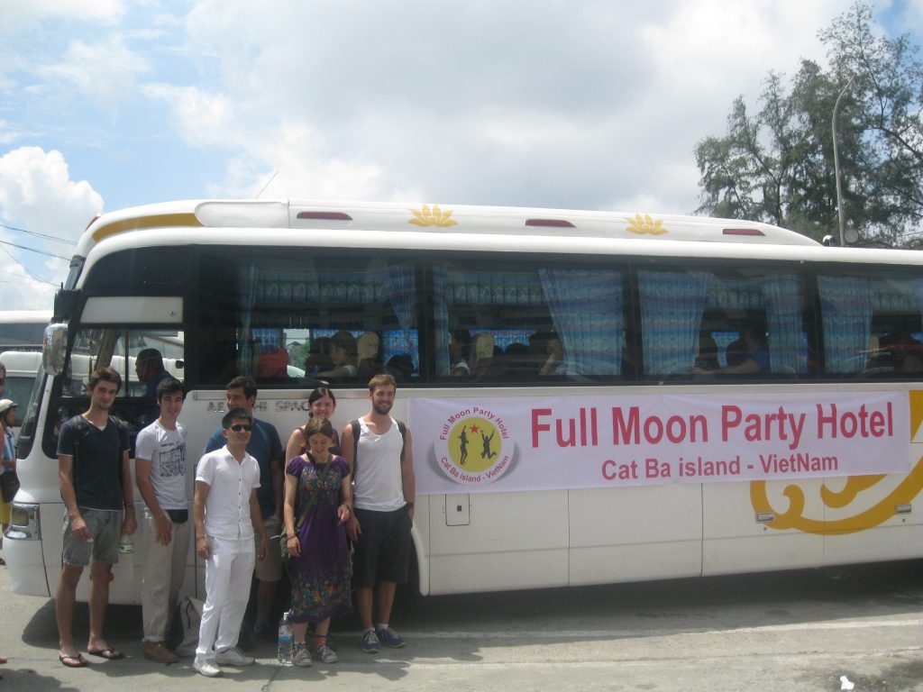 Fullmoon travel bus