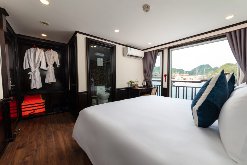 Double Seaview Cabin - Halong Bay Cruise