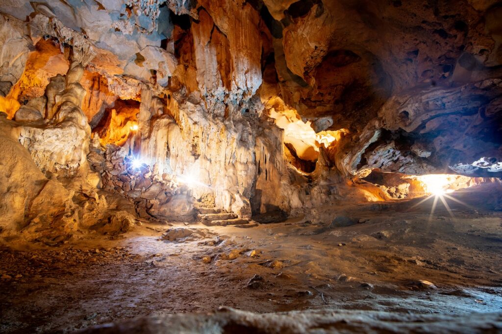 Bai tu long Cave