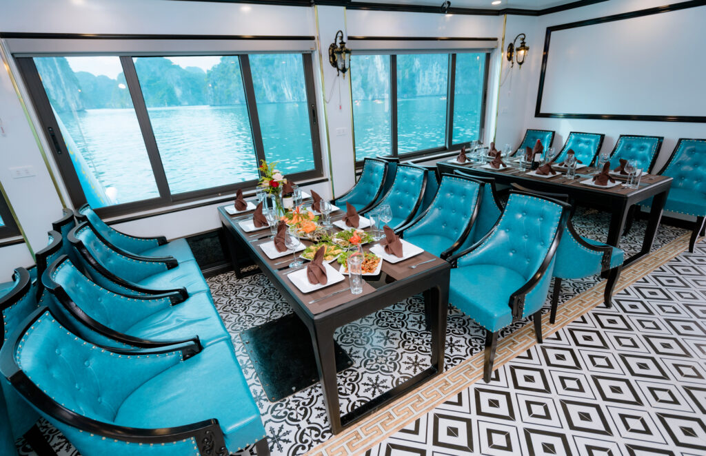 Cat Ba Boat Tour - Lunch time