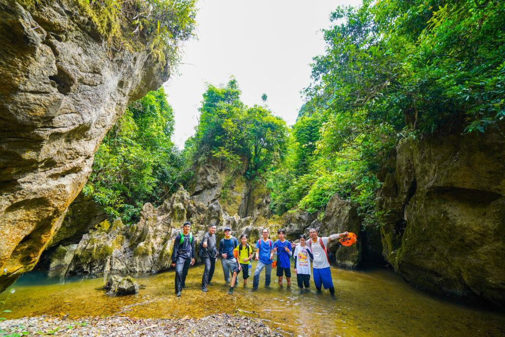 Phong Nha Jungle Trekking Day-Tour: Ma Da Valley & Explore Elephant Cave