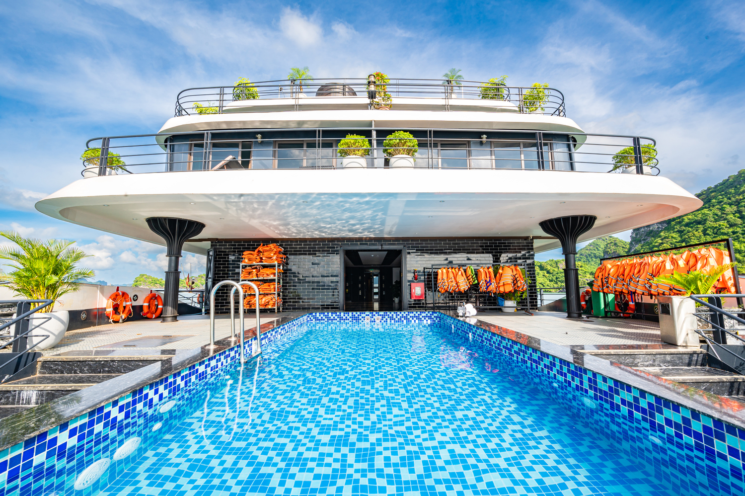 Velar Of The Seas Cruise – Halong Bay – Lan Ha Bay