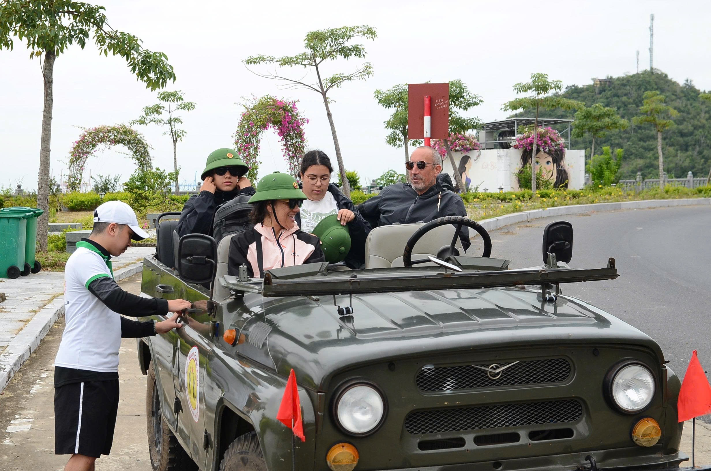 Cat Ba Day Tour Vintage Jeep Car & Lan Ha Bay Cruise