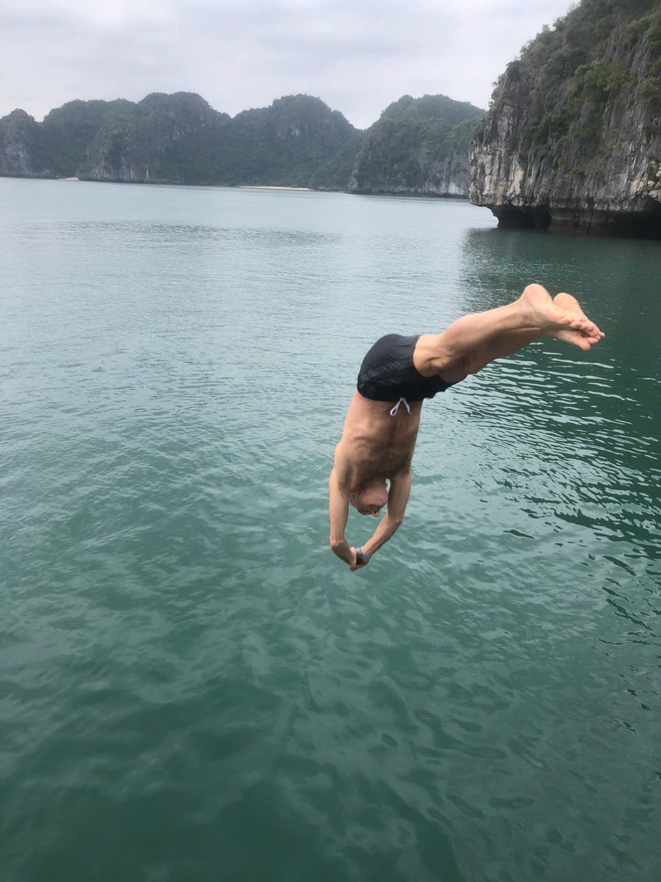 Boat Jump in Lan Ha Bay Cruise
