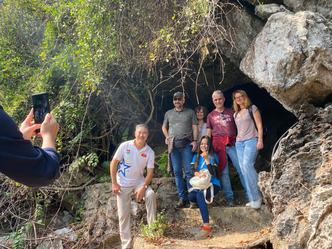 Cat Ba Half-Day Tour Kayak & Cave Explore