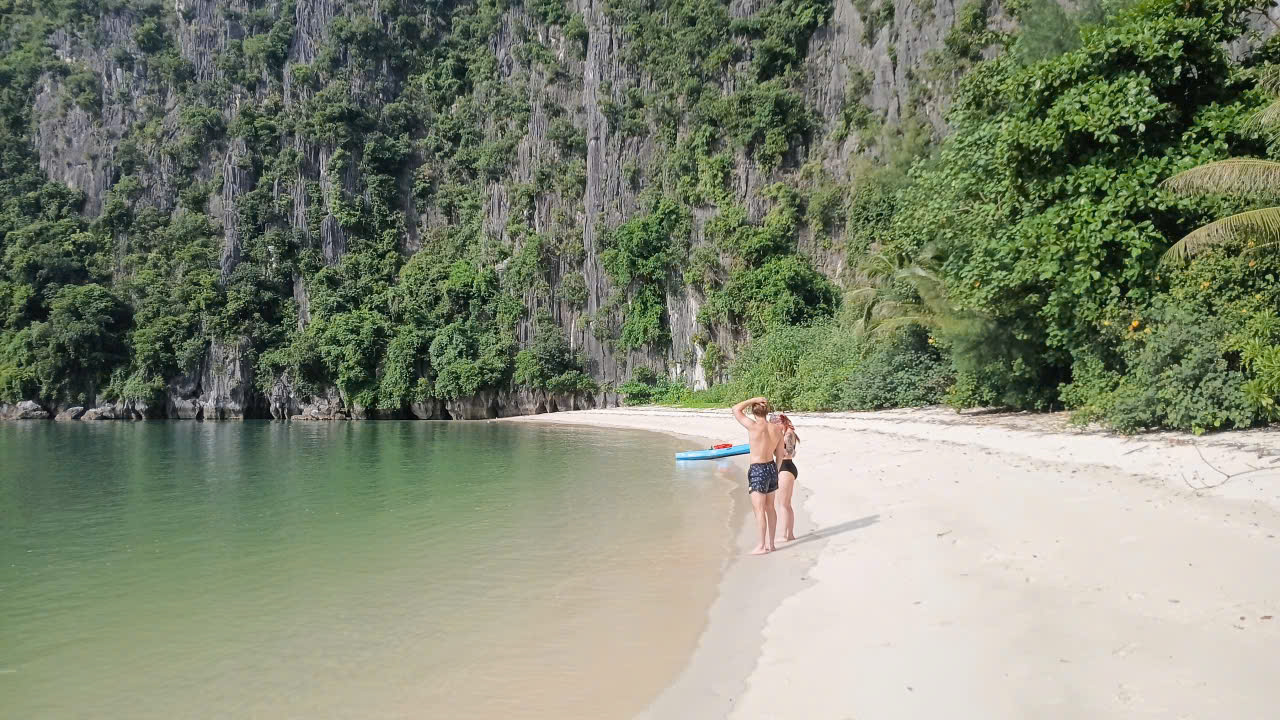 Lan Ha Bay Quiet Beach in Kayak Tou